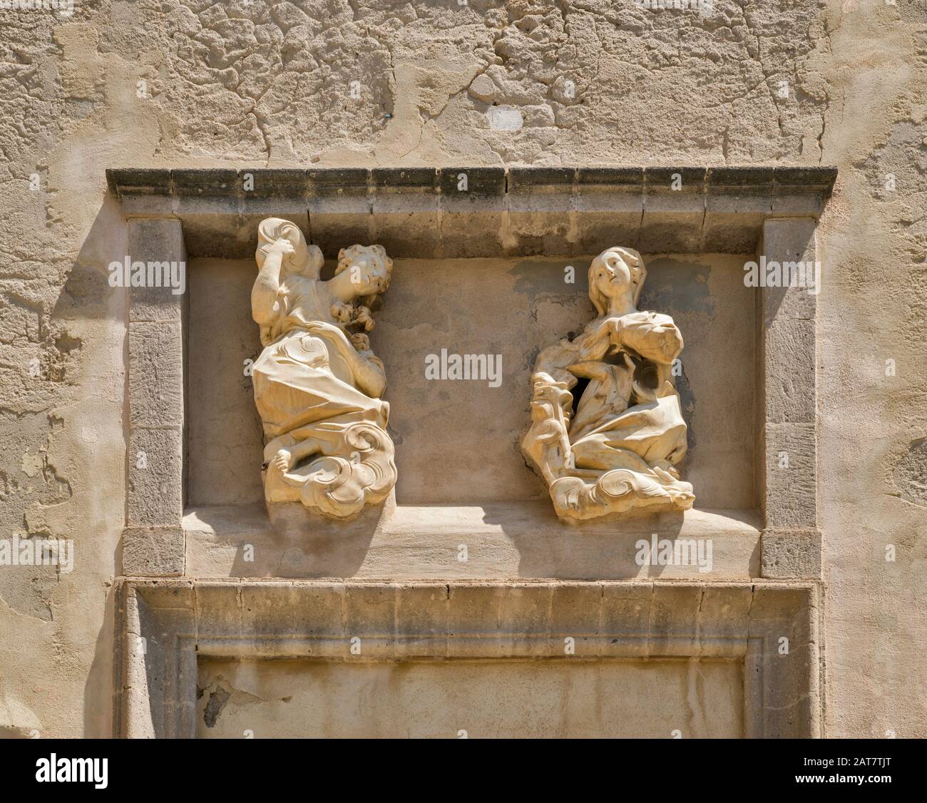 Skulpturen an der Fassade von Chiesa di San Michele, 1589, Kirche des Barock an der Piazza Ginnasio, historisches Zentrum von Alghero, Provinz Sassari, Sardinien, Italien Stockfoto