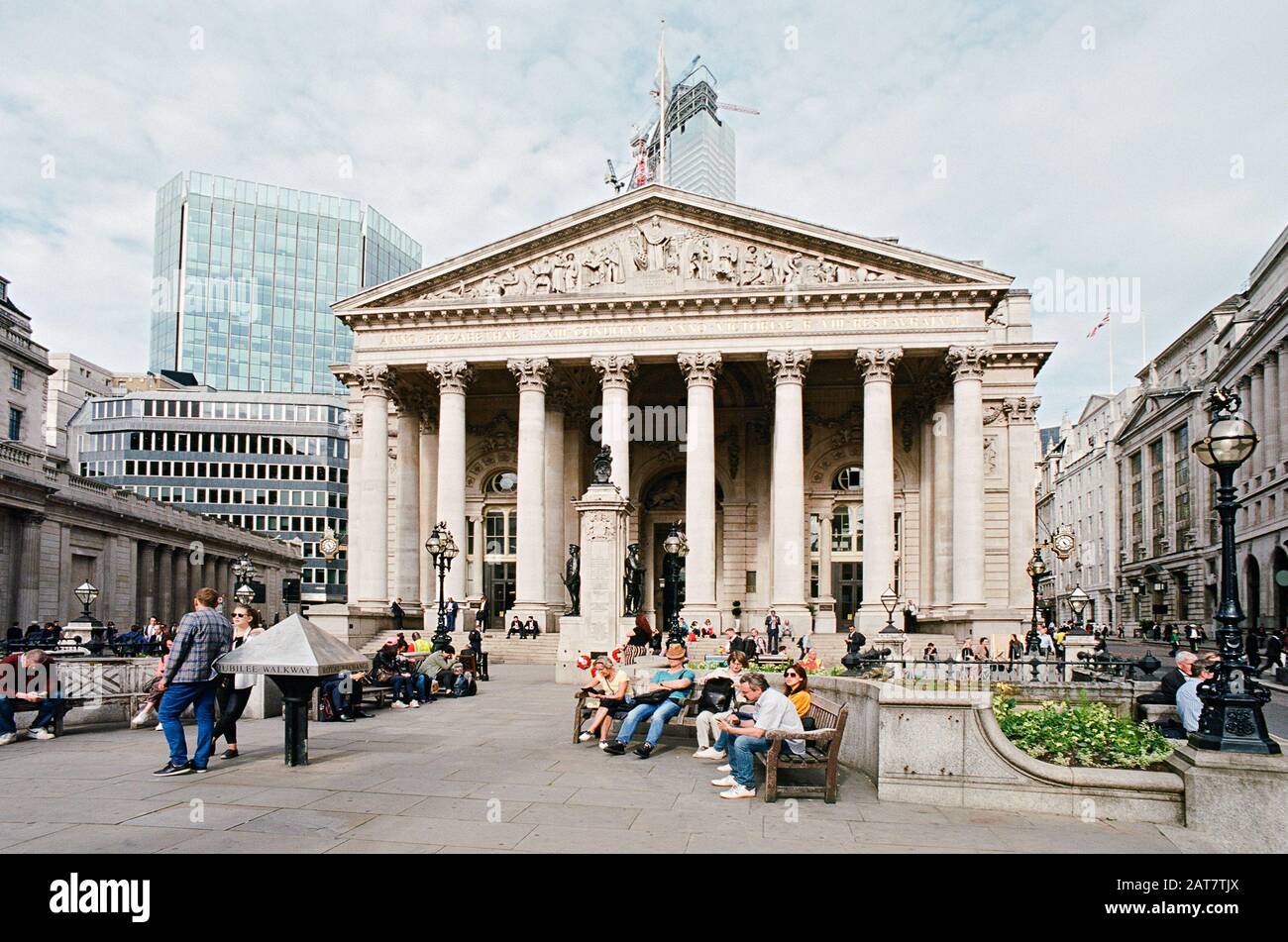 Stadtarbeiter und Touristen vor der Bank of England, Threadneedle St, in der City of London, Großbritannien Stockfoto