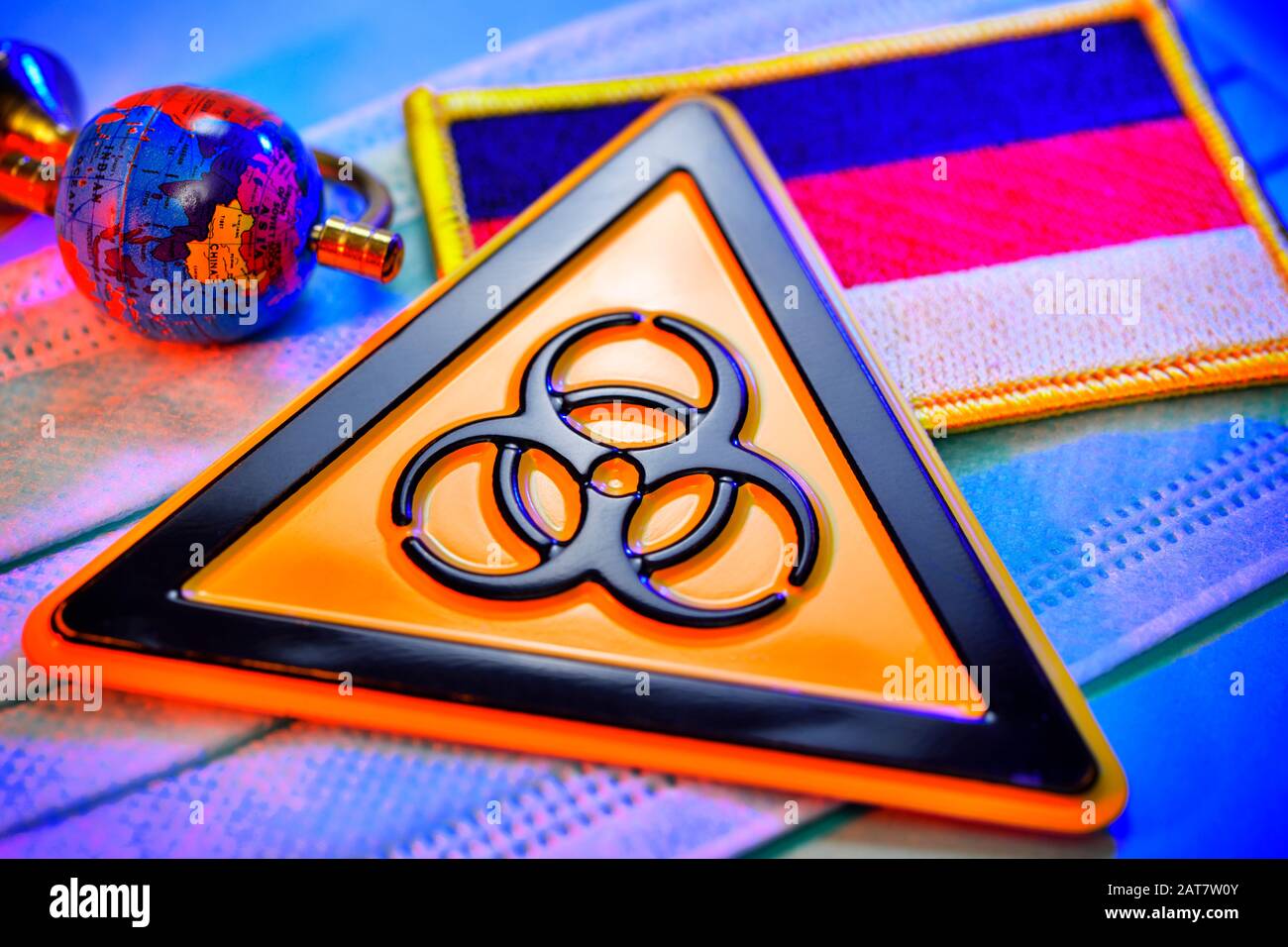 Biohazarazard-Zeichen, Globus und Flagge Deutschlands auf Gesichtsmaske, Coronavirus-Ausbruch Stockfoto