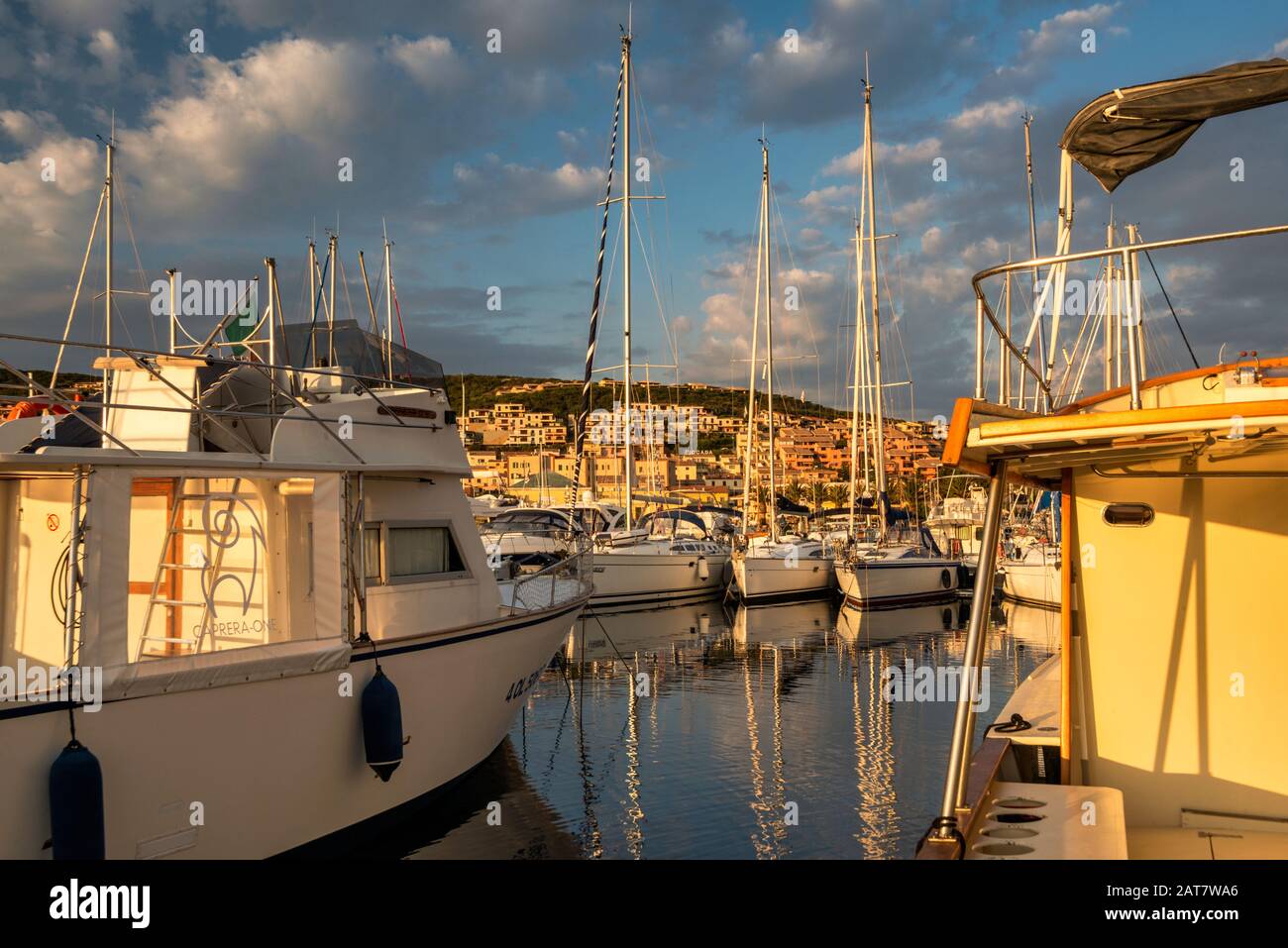 Boote und Yachten bei Sonnenaufgang an der Marina in Palau, Provinz Sassari, Sardinien, Italien Stockfoto