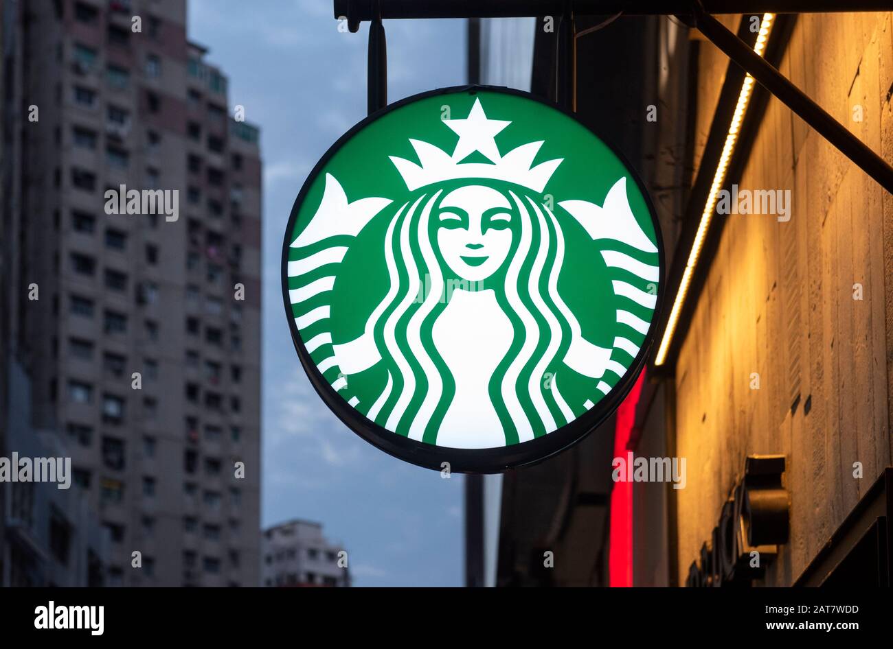 Amerikanischen multinationalen Kette Starbucks Kaffee Logo in Hong Kong gesehen. Stockfoto