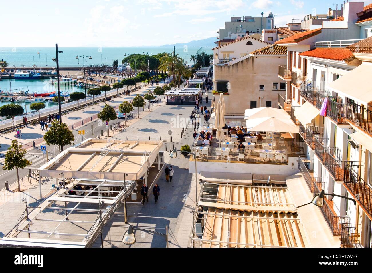 Cambrils, SPANIEN - 26. JANUAR 2020: Luftbild über den Hafen und die Küste von Cambrils, an der berühmten Costa Daurada-Küste, Spanien Stockfoto
