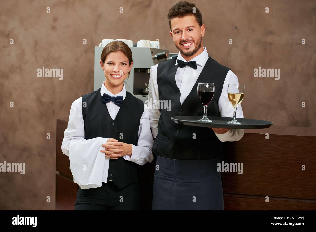 Lächelnder Kellner und Kellnerin als Team im Restaurant Stockfoto