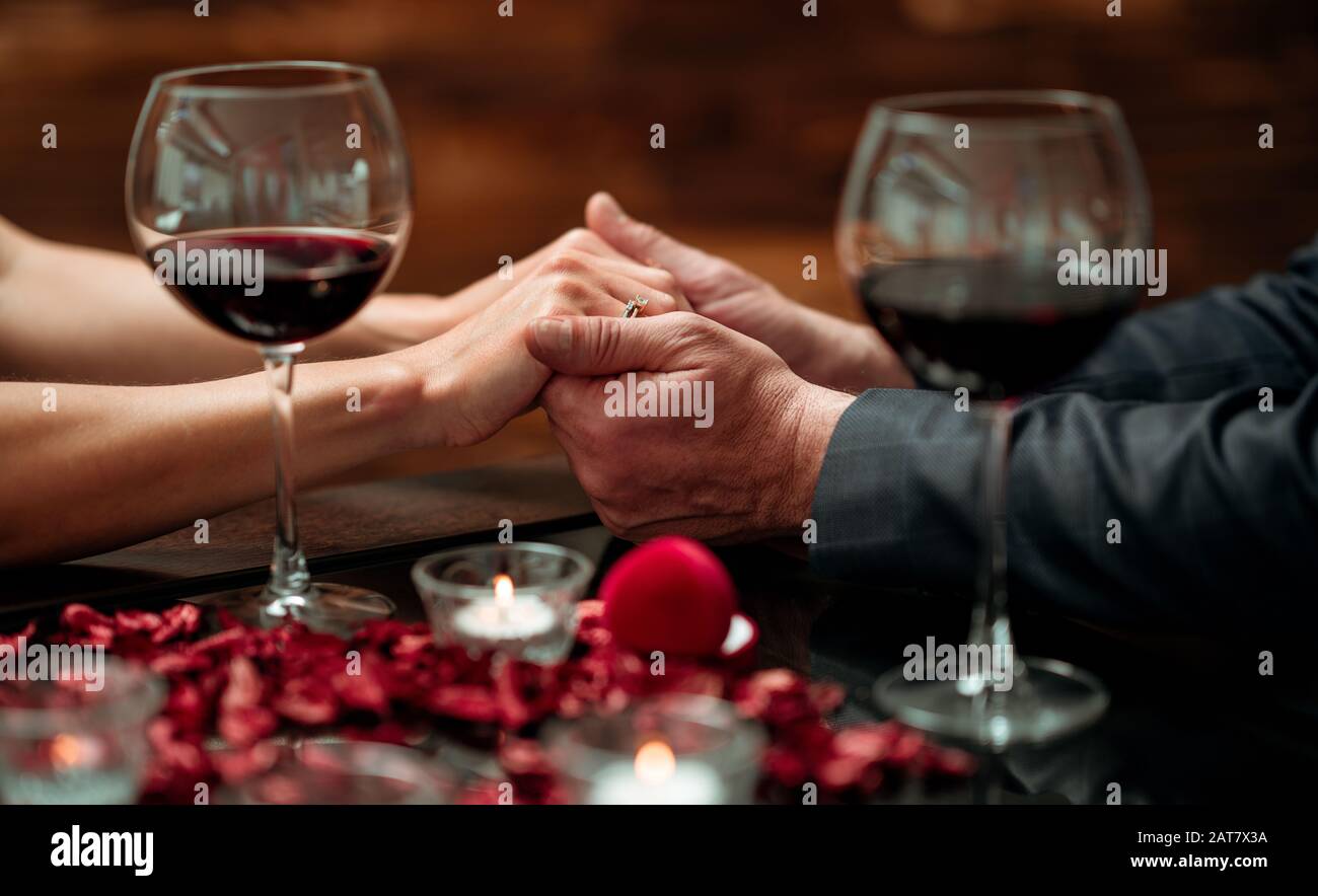 Ein Paar, das ein romantisches Abendessen in einem eleganten Restaurant mit schöner Dekoration hat. Romantik und Valentinstag Konzept Stockfoto