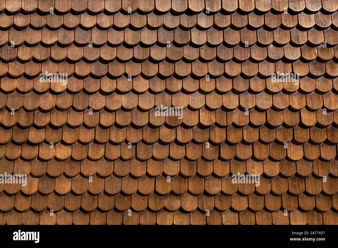Detail einer Fassade aus braunen Holzschindeln Stockfoto