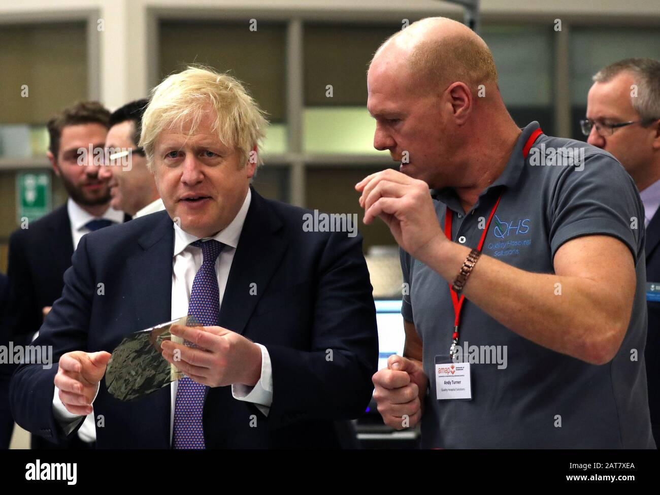 Premierminister Boris Johnson (links) während eines Besuchs im Industry Center der University of Sunderland, bevor er ein Kabinettstreffen in der Stadt abgehalten hatte, das als erster Brexit zurückgab, als nach dem Referendum 2016 Ergebnisse bekannt gegeben wurden. Stockfoto