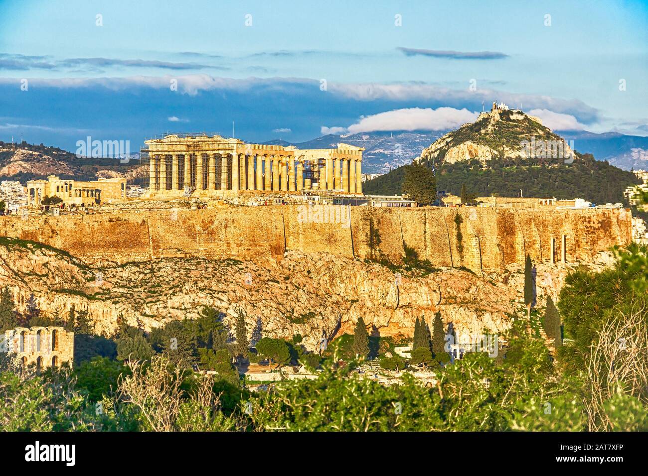 Panoramablick auf den Akropolis-Hügel, gekrönt von Parthenon in Athen, Griechenland. Lycabettus auf dem Hintergrund montieren. Luftbild vom Filopappou-Hügel Stockfoto