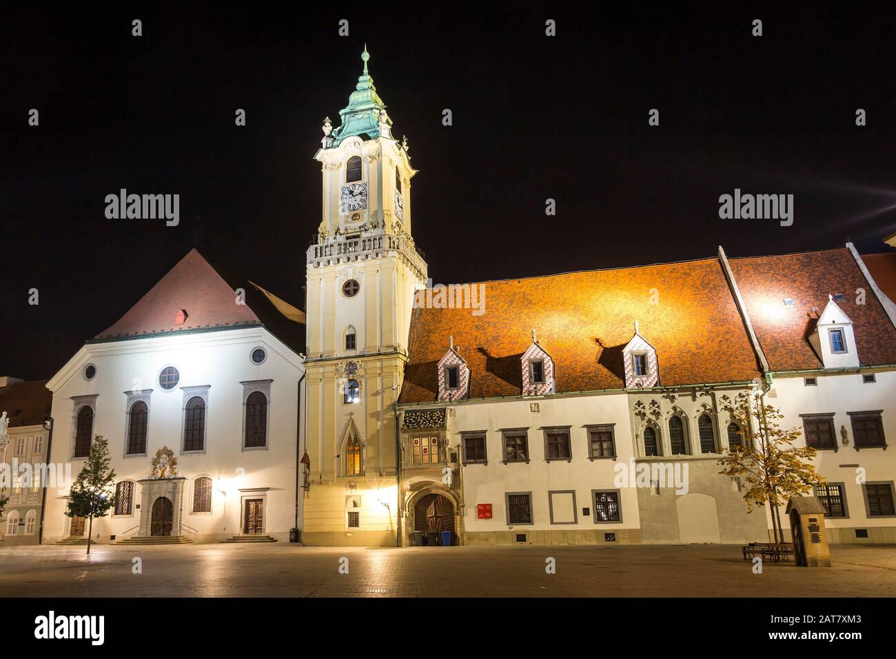 Altes Rathaus (Stara radnica) und Jesuitenkirche am Hauptplatz (Hlavne namestie) von Bratislava nachts, Slowakei Stockfoto