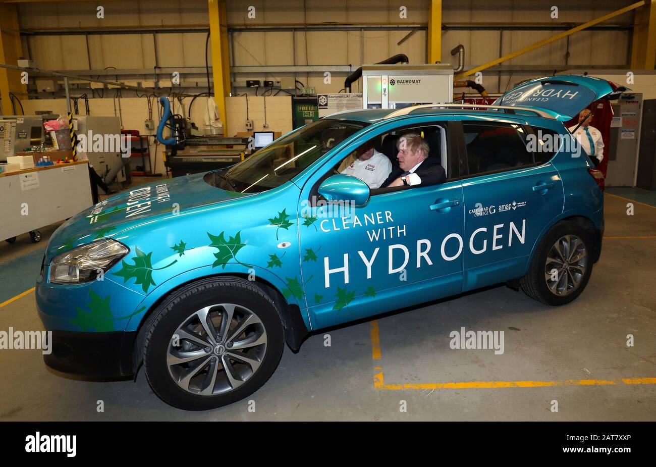 Premierminister Boris Johnson während eines Besuchs im Industry Center der University of Sunderland, bevor er ein Kabinettstreffen in der Stadt abgehalten hatte, das als erster Brexit zurückgab, als nach dem Referendum 2016 Ergebnisse bekannt gegeben wurden. Stockfoto