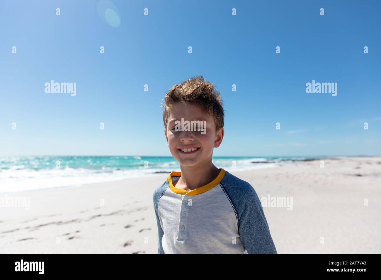 Junge lächelnd am Strand Stockfoto