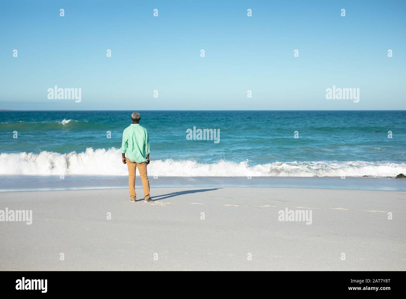 Rückblick Alter Mann am Strand Stockfoto