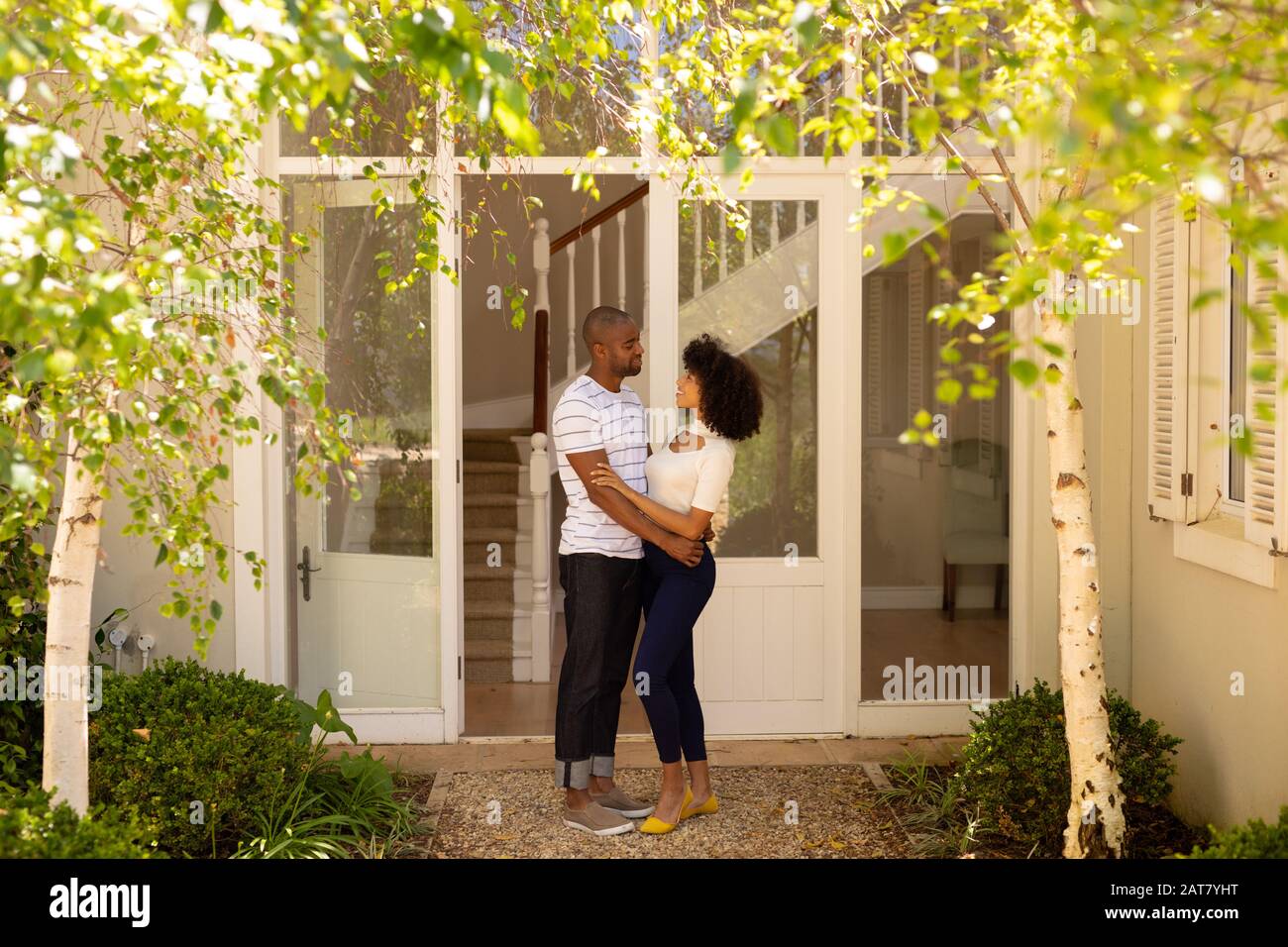 Glückliches junges Paar halten einander Stockfoto