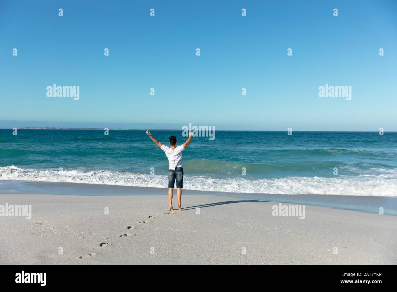 Junger Mann glücklich am Strand Stockfoto
