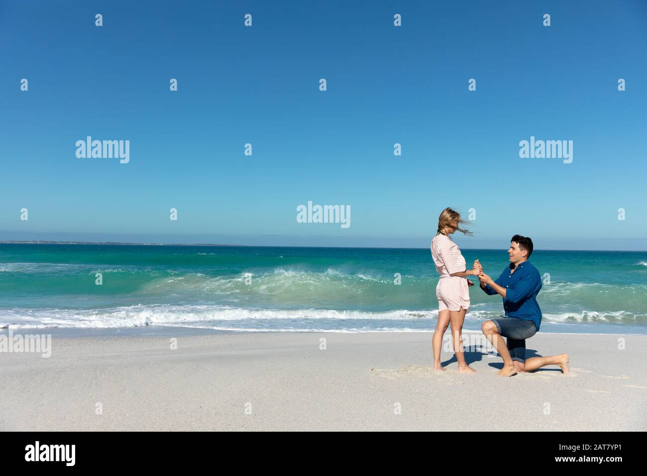 Heiratsantrag am Strand Stockfoto