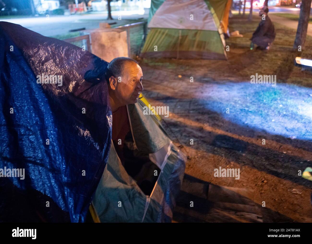 Austin, TX USA, 25. Januar 2020: Obdachlose Menantwort Fragen am frühen Morgen wie Austin, TX USA 25. Januar 2020: Freiwillige mit Austins Umfrage zur "Endung Community Obdachlose Coalition" (ECHO) bei der jährlichen Point-In-Time-Zählung obdachloser Bevölkerungsgruppen in Texas. Eine wachsende Obdachlose Präsenz, die unter Brücken und in öffentlichen Räumen lebt, hat Bedenken hinsichtlich Austins Erschwinglichkeit geäußert, wenn sein Wachstum zuneigt. Stockfoto