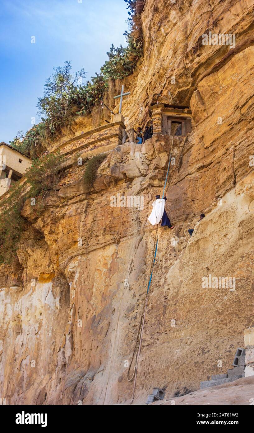 Tigray, Äthiopien - Januar 2019: Ein Mönch, der zum Debre Damo Kloster in der Region Tigray, Äthiopien, aufsteigt Stockfoto