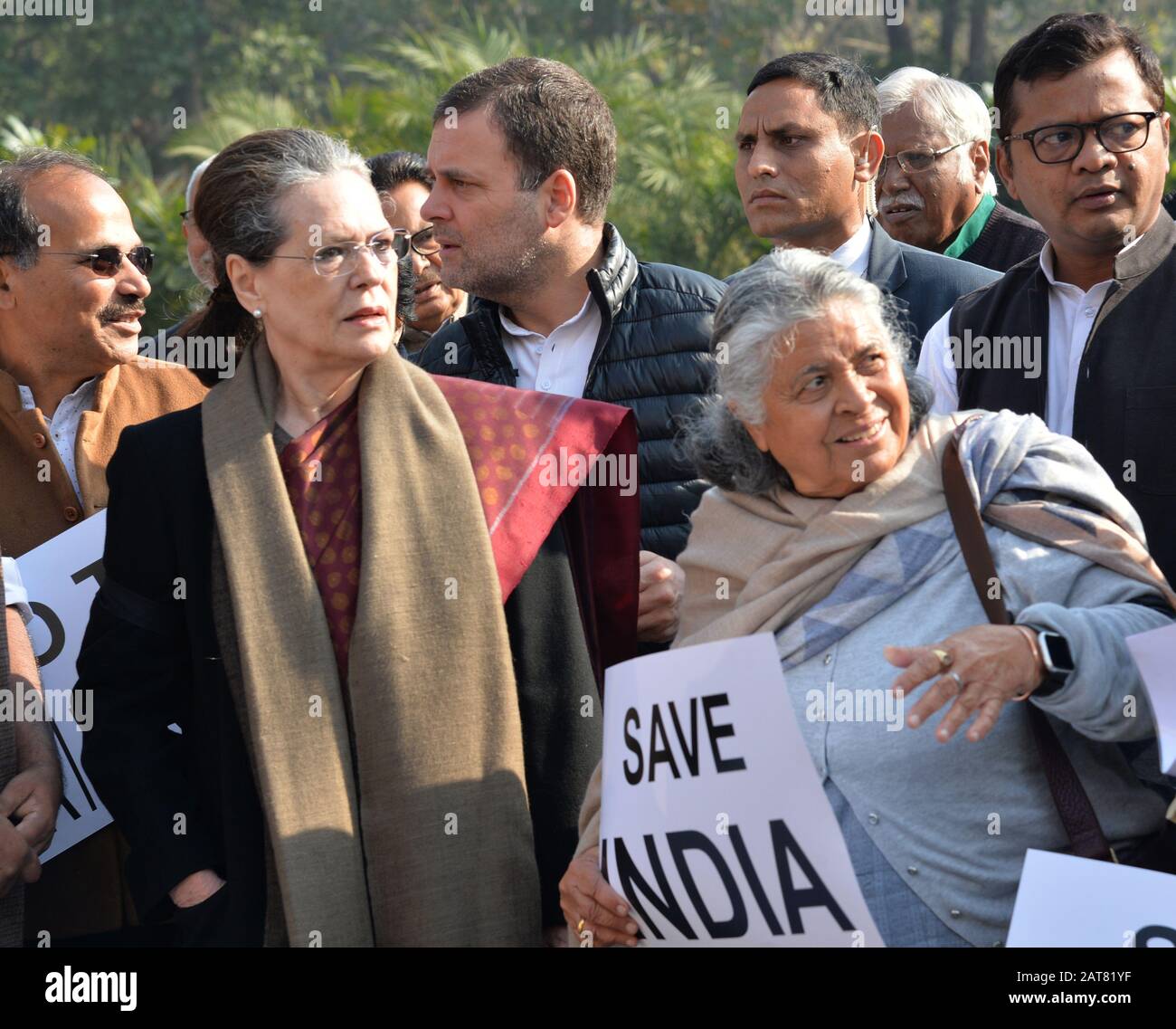 Kongress-Präsidentin Sonia Gandhi mit Sohn Rajiv Gandhi und anderen Parteiführern, die am Eröffnungstag des Haushalts gegen die Citizenship Bill protestieren Stockfoto