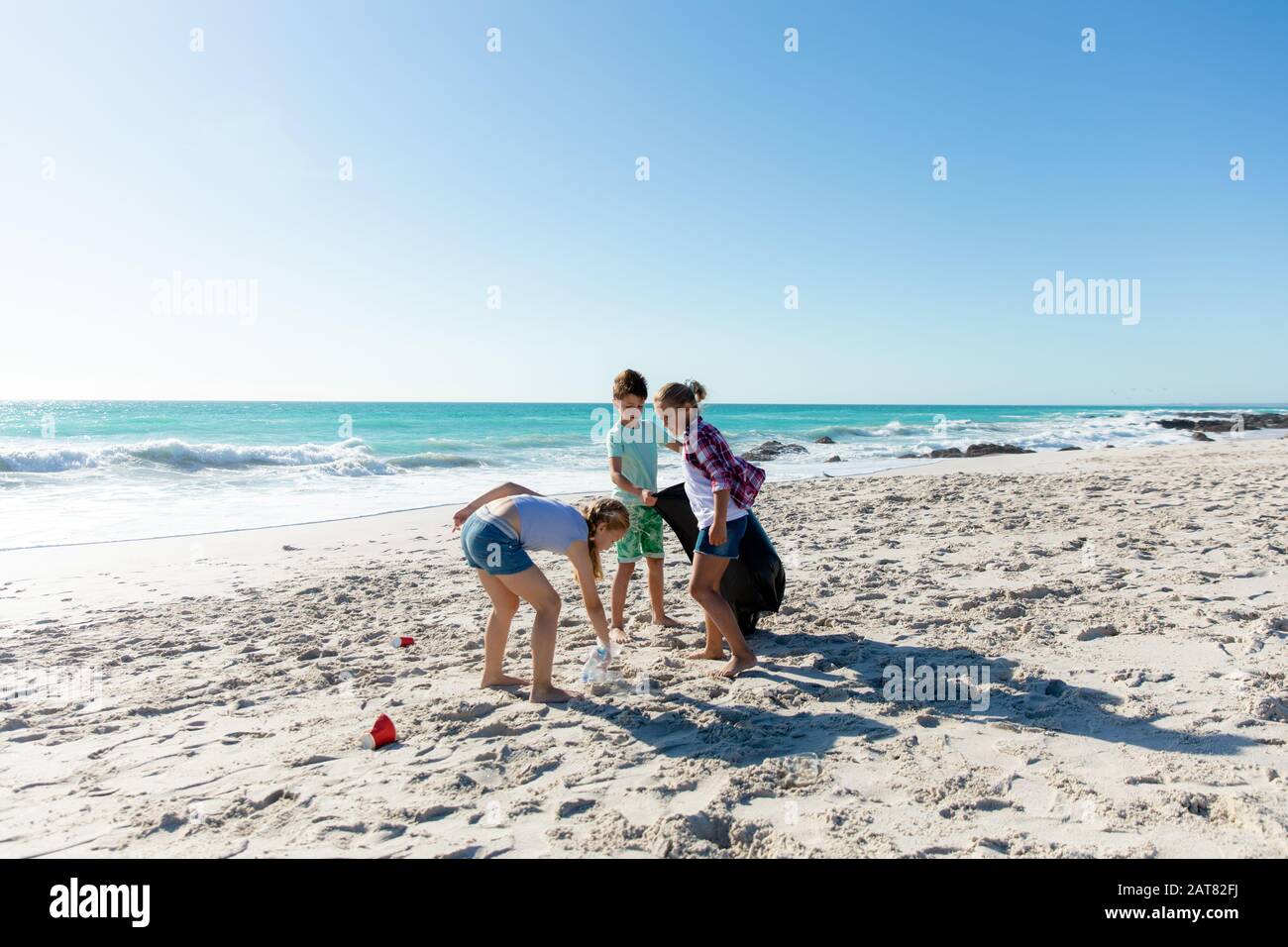 Bruder und Schwestern haben Spaß am Strand Stockfoto