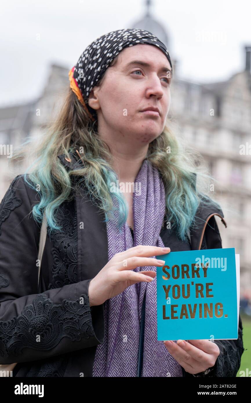 London, Großbritannien. Januar 2020. Ein weiblicher Anti-Brexit-Protestler hält eine Karte mit der Aufschrift "Sorry You'Re Leaving at Parliament Square on Brexit Day" Stockfoto