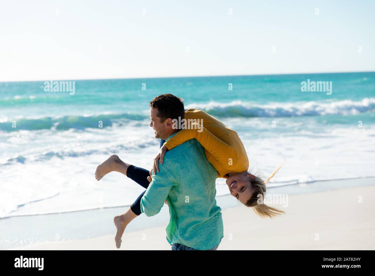 Paare, die Spaß am Strand Stockfoto