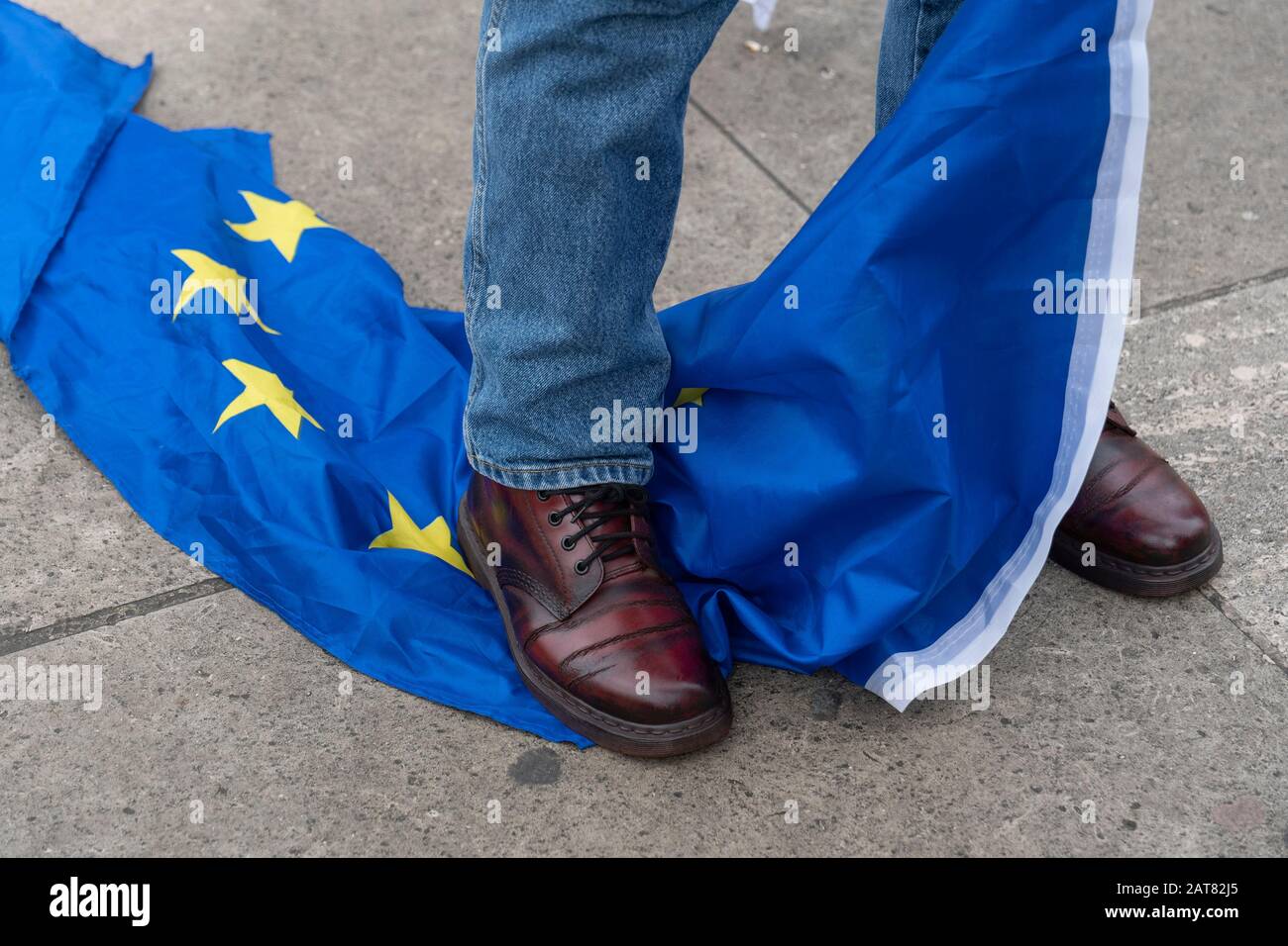 London, Großbritannien 31. Januar 2020. Ein Pro-Brexit-Kämpfer, der an dem Tag, an dem Großbritannien die EU offiziell verlässt, auf einer EU-Flagge auf dem Parliament Square steht Stockfoto