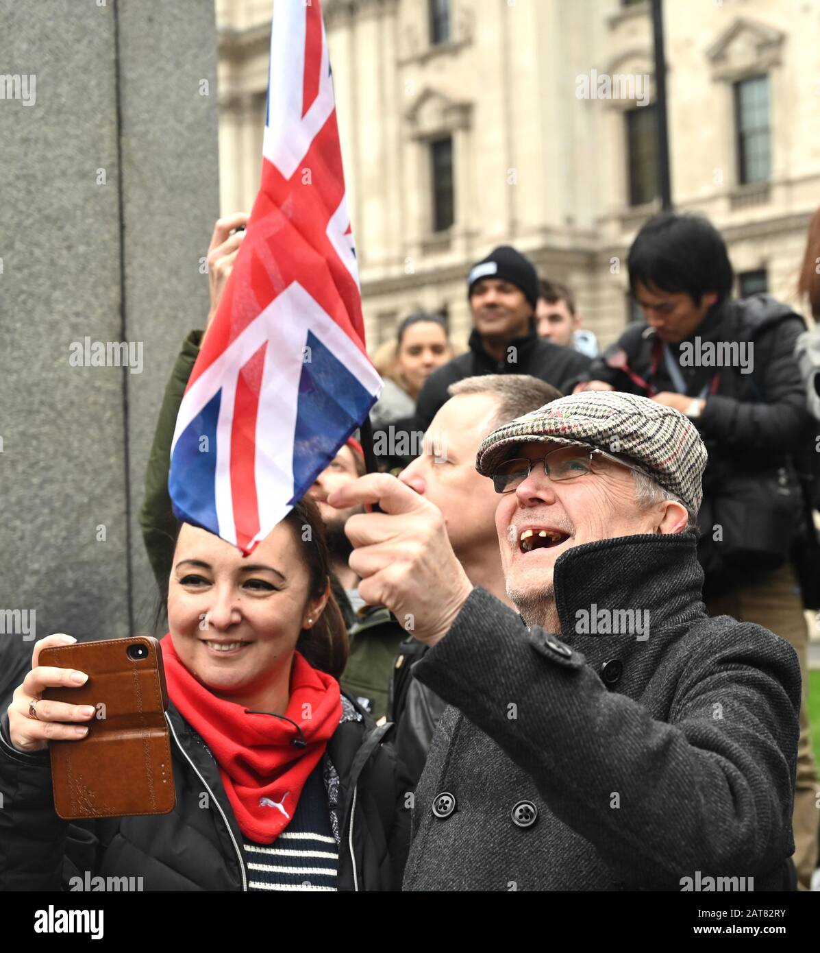 London UK 31. Januar 2020 - die Brexit Anhänger beginnen, auf dem Parliament Square London zu feiern, während Großbritannien sich darauf vorbereitet, die EU später am Abend 47 Jahre nach seinem Beitritt zu verlassen: Credit Simon Dack / Alamy Live News Stockfoto