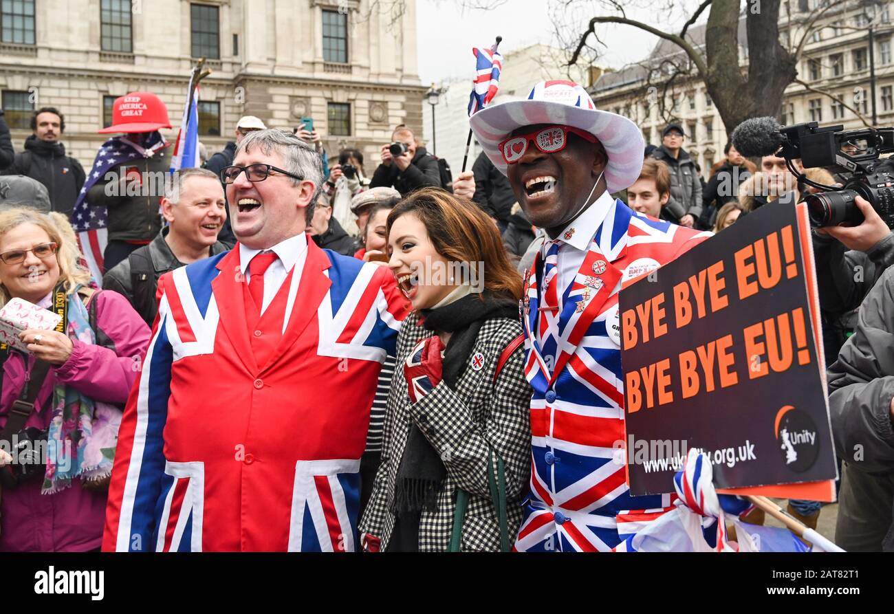 London UK 31. Januar 2020 - die Brexit Anhänger beginnen, auf dem Parliament Square London zu feiern, während Großbritannien sich darauf vorbereitet, die EU später am Abend 47 Jahre nach seinem Beitritt zu verlassen: Credit Simon Dack / Alamy Live News Stockfoto