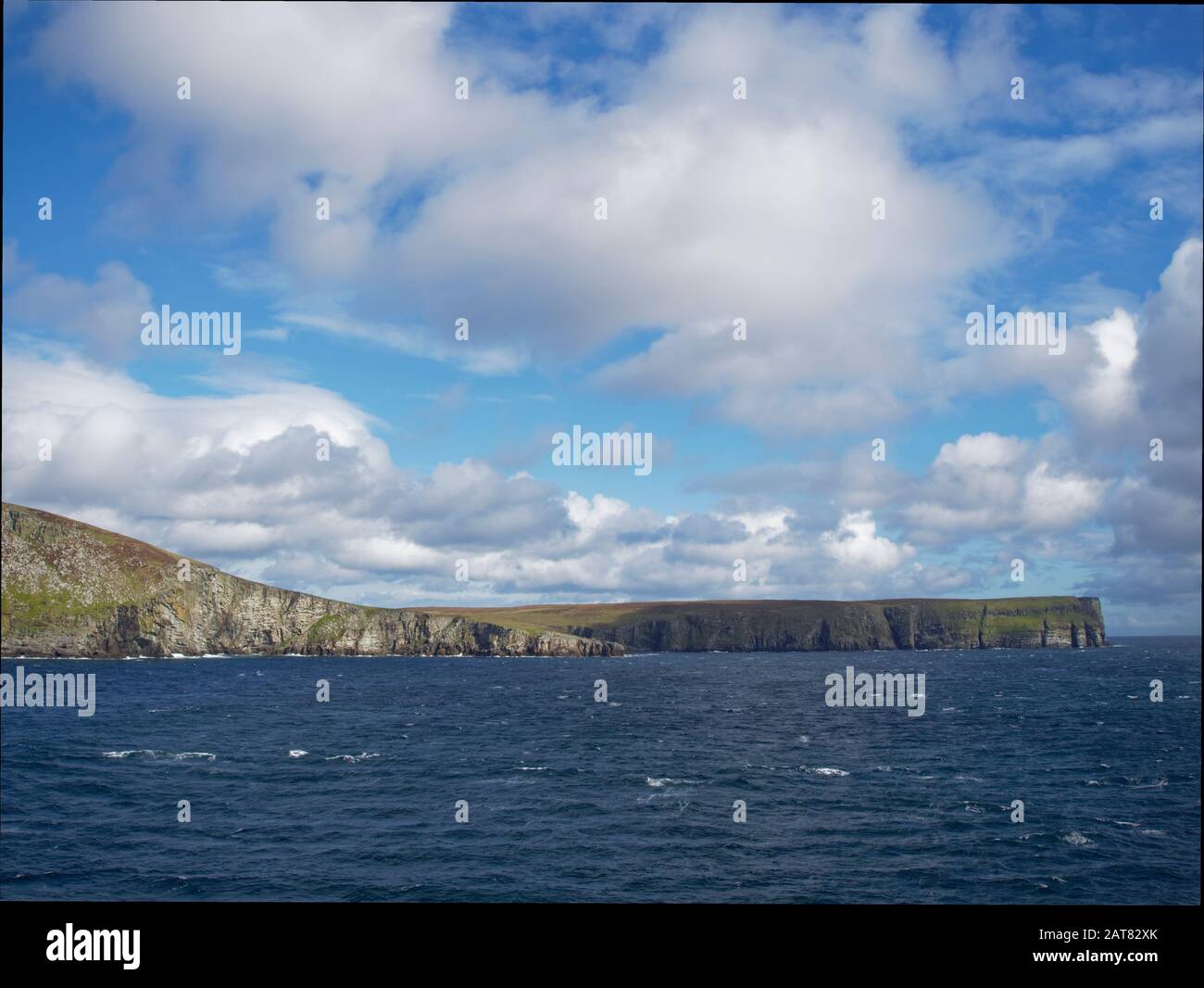 Die Landzunge und die Klippen der Insel Bressay sind von einem Schiff aus zu sehen, das auf dem Weg nach Lerwick in den Bressay Sound eindringt Stockfoto