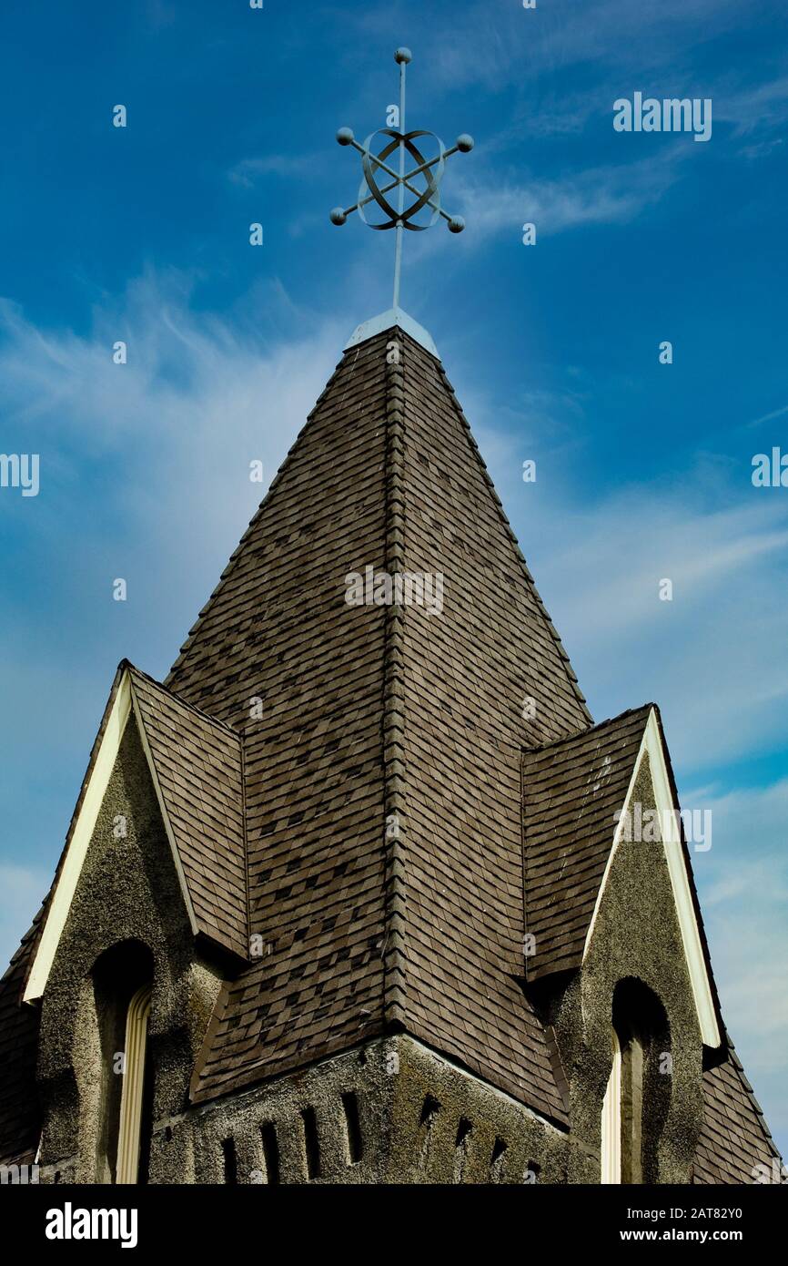 Atomares Symbol in der Kirche Stockfoto