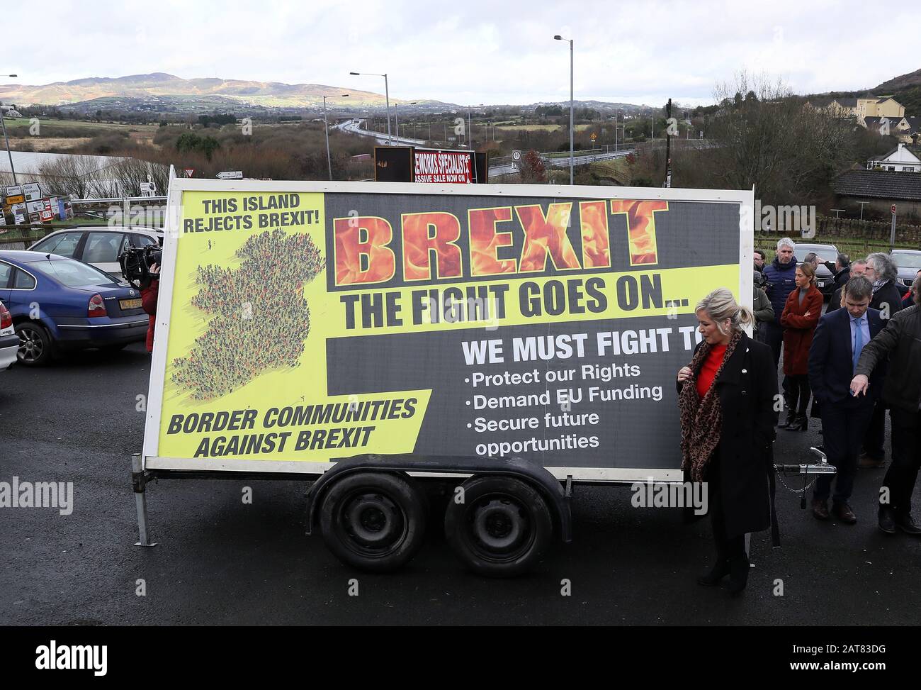 Die stellvertretende Vorsitzende von Sinn Fein Michelle O'Neiil nimmt an der Enthüllung eines Plakats Der Grenzgemeinden Gegen Brexit bei einer Demonstration in Carrickcarnon an der irischen Grenze Teil, bevor Großbritannien am Freitag um 23 Uhr die Europäische Union verlässt. Stockfoto