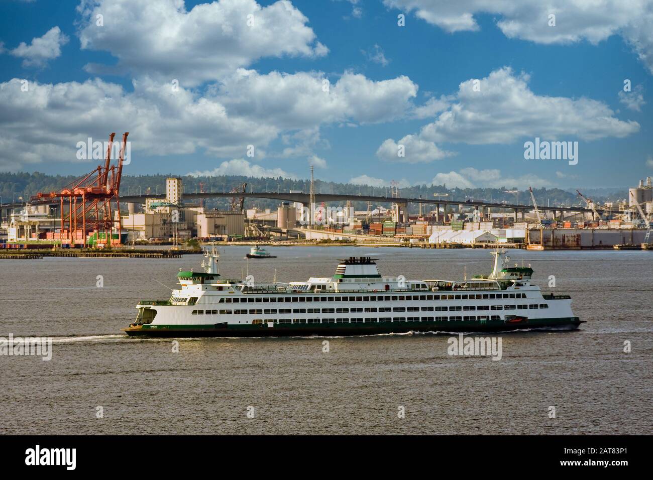Große Fähre Am Hafen Vorbei Stockfoto