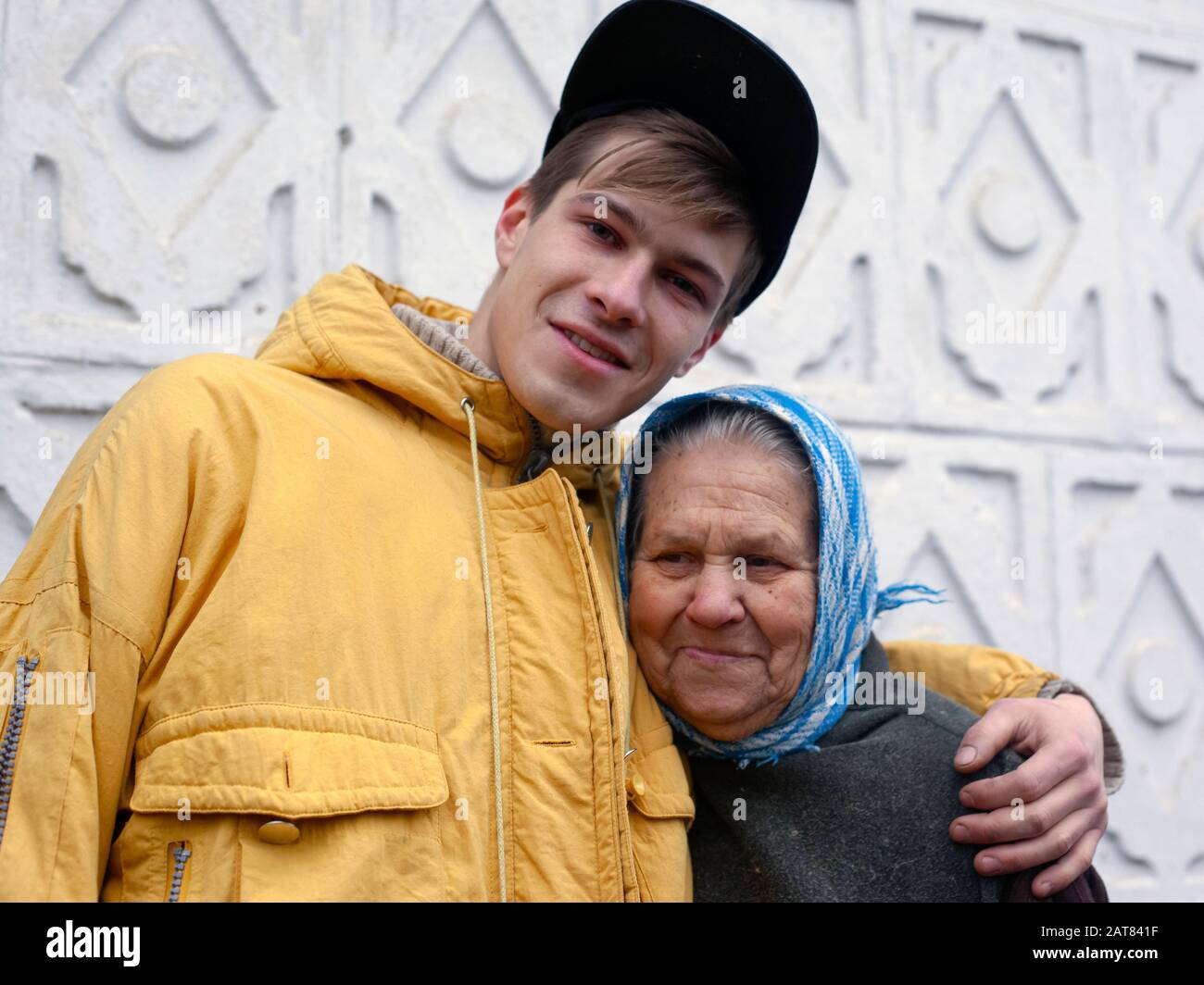 Kiew/Ukraine 01.15.2020: Enkel umarmt seine alte Großmutter. Konzept: Familienumarmung. Stockfoto