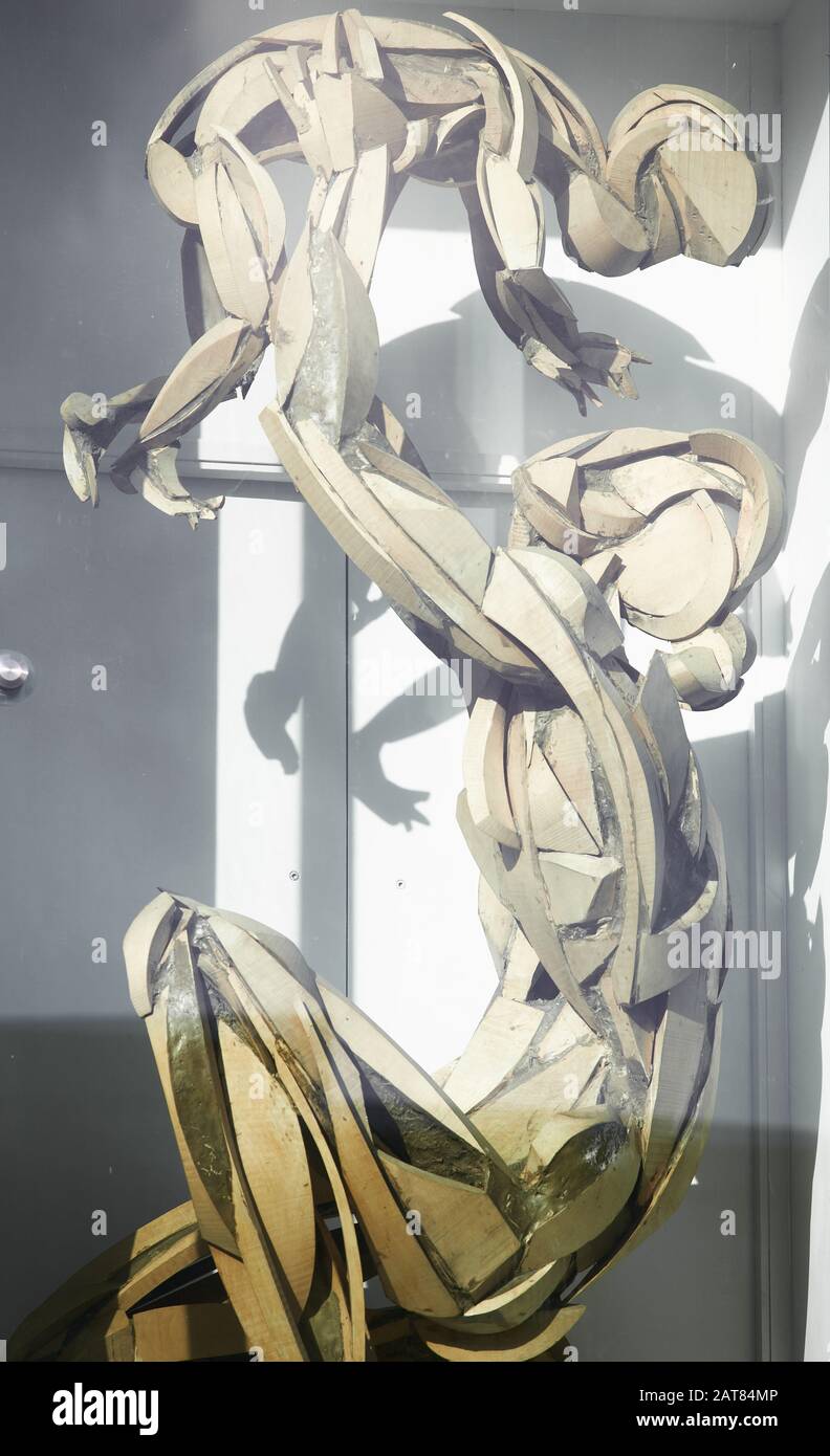 Fenster mit Mutter- und Kinderskulptur im John Lewis Shop in Downing Street, Cambridge, England. Stockfoto