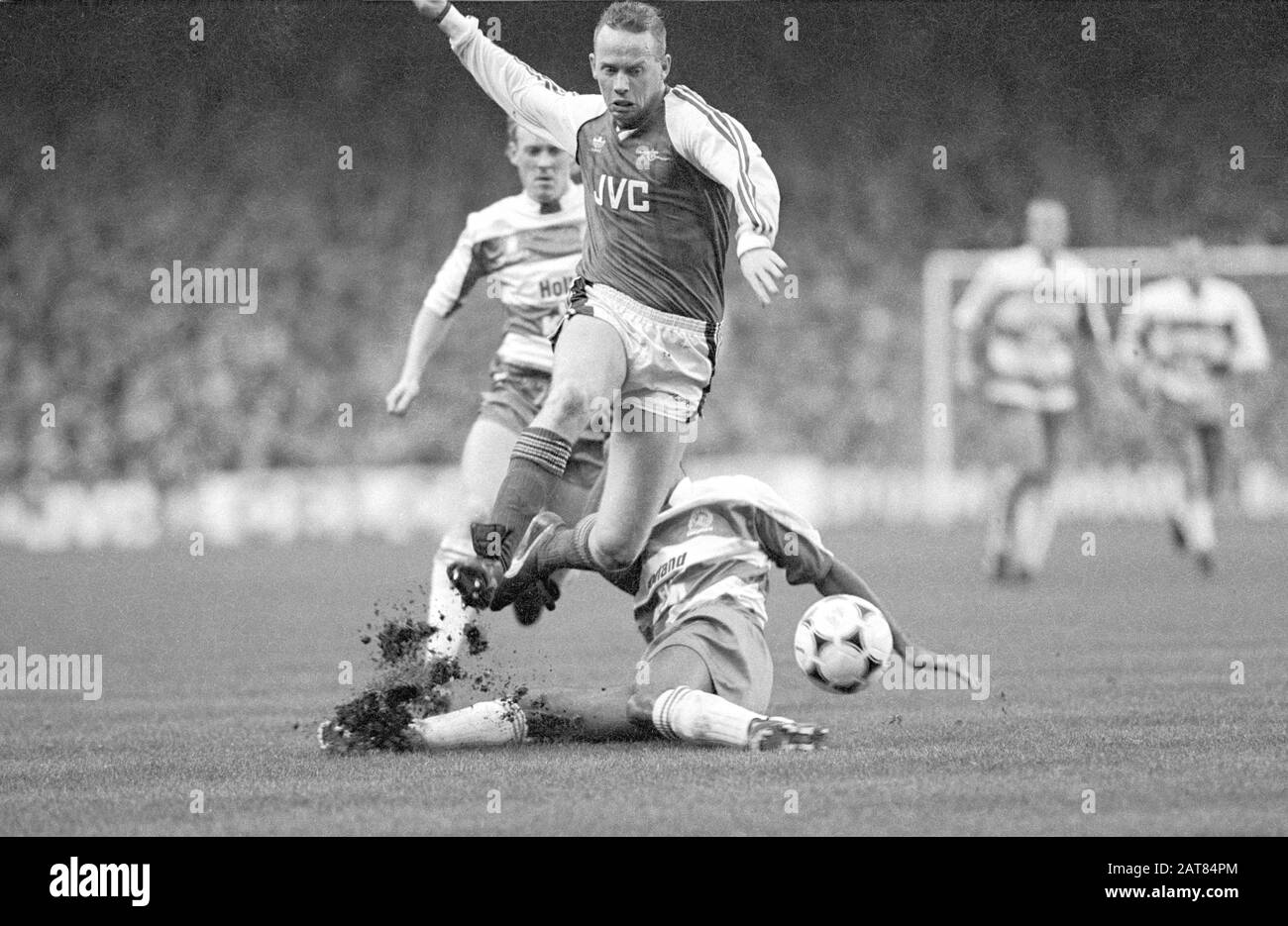 Perry Groves, Arsenal, springt über den Schiebeschlag von Paul Parker, QPR Stockfoto