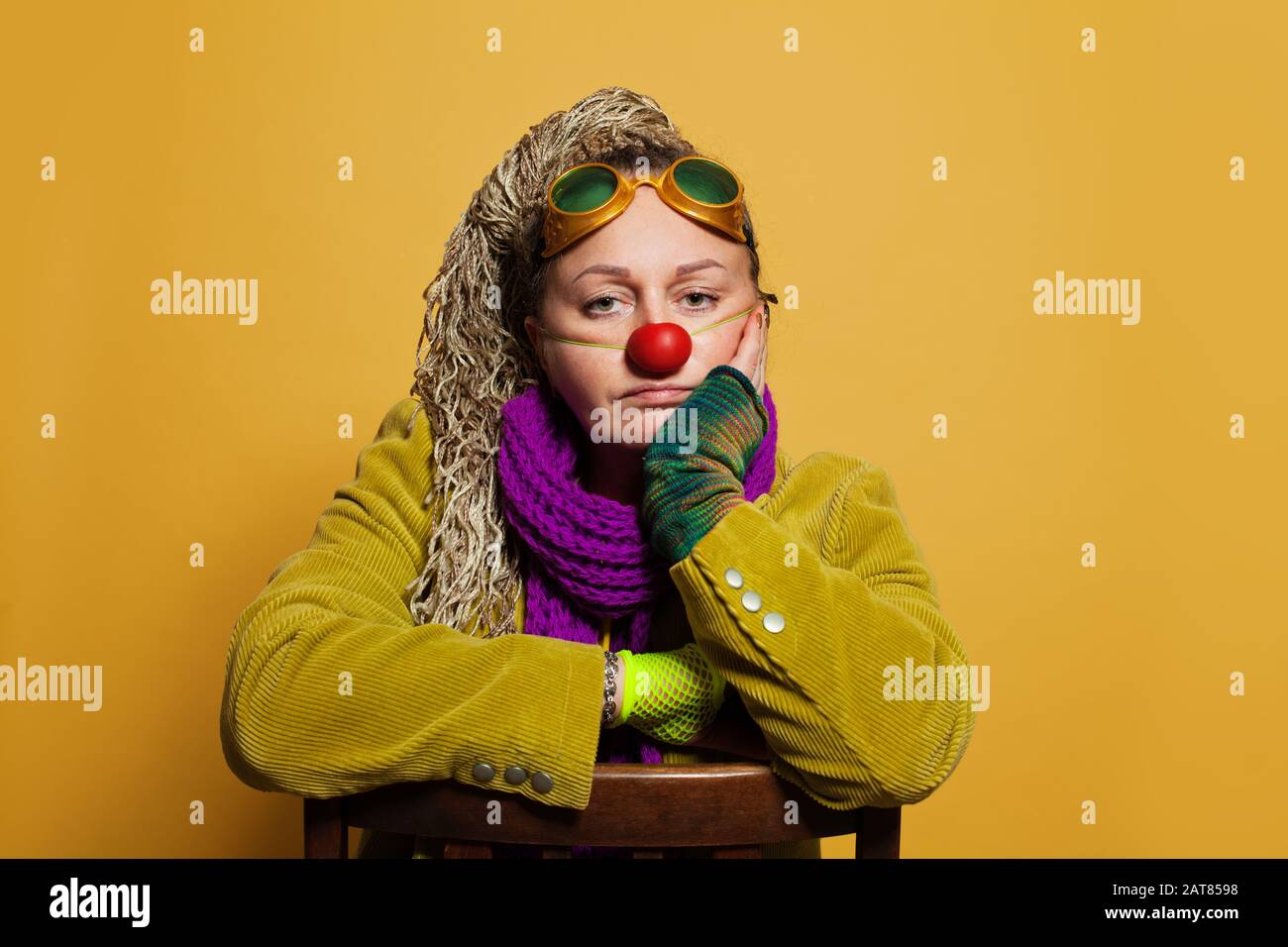 Mittlere Erwachsene Frau Schauspielerin in Clownkostüm Stockfoto