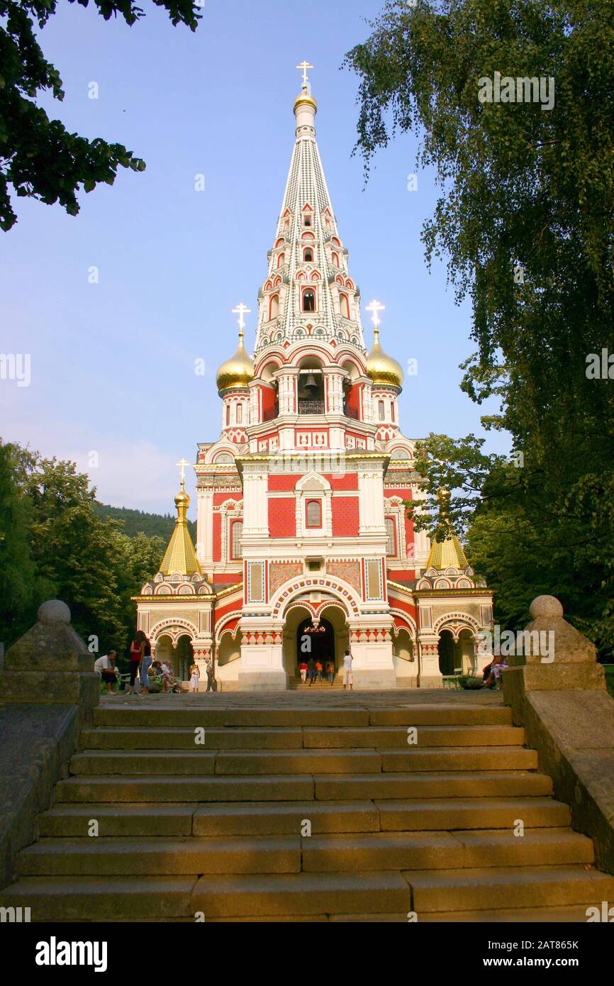 Die von Russland in der bulgarischen Stadt Shipka in Erinnerung an die russisch-orthodoxen Kriege und Bulgarien erbaute Ostorthodoxe Christi-Geburt-Kirche Stockfoto