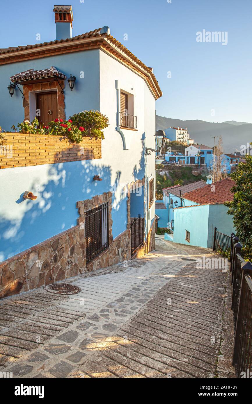 Das berühmte blaue Dorf Juzcar wurde auch als Dorf Smurf in Spanien Andalusien bezeichnet Stockfoto
