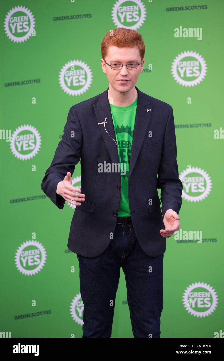 Glasgow, Großbritannien. Januar 2020. Abgebildet: Ross Greer MSP von der Scottish Green Party. An dem Tag, an dem das Vereinigte Königreich die Europäische Union verlässt, führen die schottischen Grünen eine große Kundgebung durch, um eine neue Kampagne "Green Yes" für Schottland zu starten, um wieder der EU als unabhängige Nation beizutreten. Dem schottischen Grünen-Co-Chef Patrick Harvie gehört Ska Keller, der Abgeordnete der Grünen im Europäischen Parlament, an, der eine Rede halten wird. Kredit: Colin Fisher/Alamy Live News Stockfoto