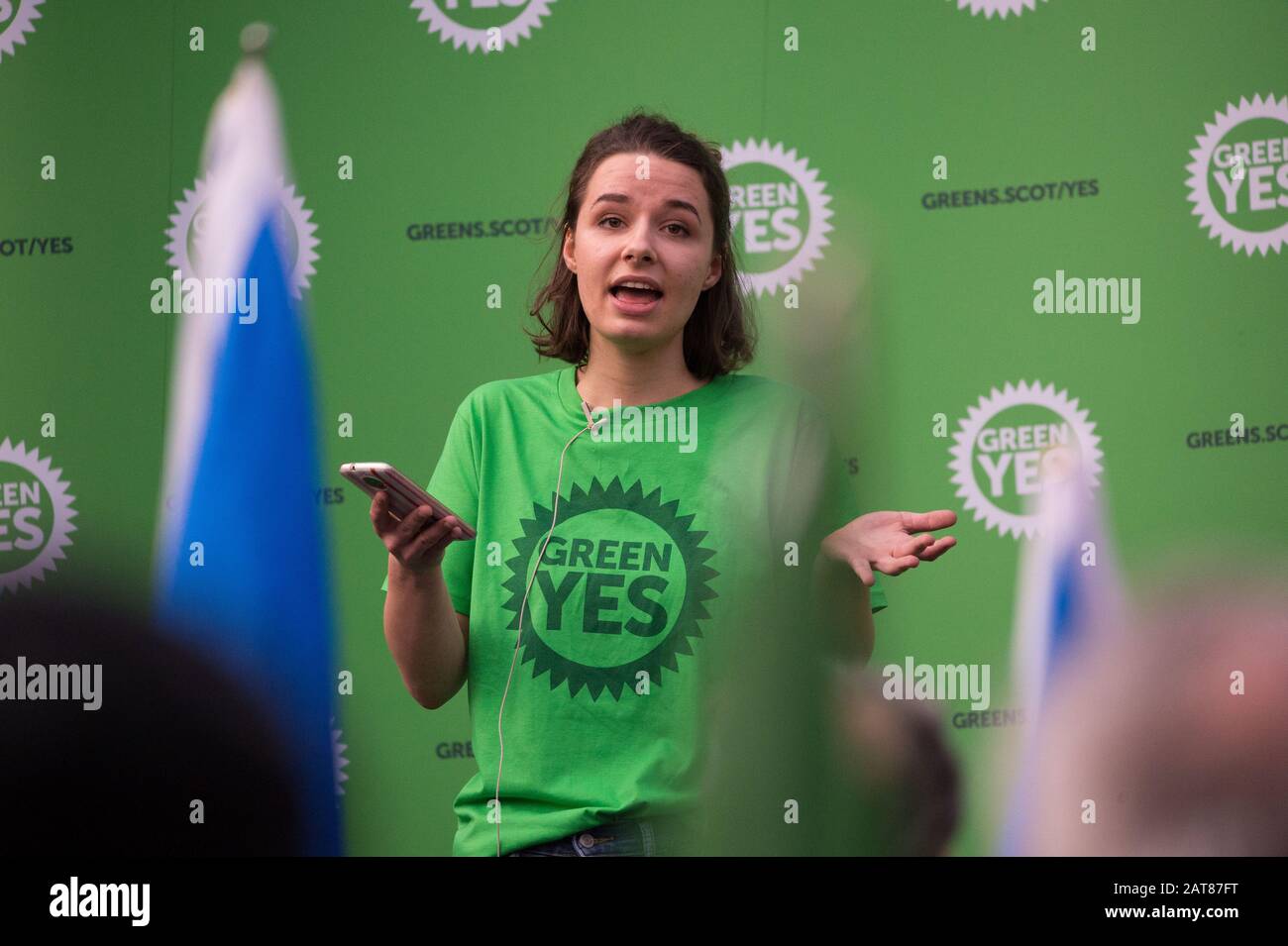 Glasgow, Großbritannien. Januar 2020. Bild: Julia Bandel von den Scottish Young Greens. An dem Tag, an dem das Vereinigte Königreich die Europäische Union verlässt, führen die schottischen Grünen eine große Kundgebung durch, um eine neue Kampagne "Green Yes" für Schottland zu starten, um wieder der EU als unabhängige Nation beizutreten. Dem schottischen Grünen-Co-Chef Patrick Harvie gehört Ska Keller, der Abgeordnete der Grünen im Europäischen Parlament, an, der eine Rede halten wird. Kredit: Colin Fisher/Alamy Live News Stockfoto