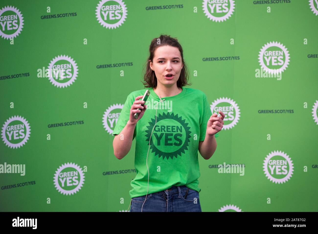 Glasgow, Großbritannien. Januar 2020. Bild: Julia Bandel von den Scottish Young Greens. An dem Tag, an dem das Vereinigte Königreich die Europäische Union verlässt, führen die schottischen Grünen eine große Kundgebung durch, um eine neue Kampagne "Green Yes" für Schottland zu starten, um wieder der EU als unabhängige Nation beizutreten. Dem schottischen Grünen-Co-Chef Patrick Harvie gehört Ska Keller, der Abgeordnete der Grünen im Europäischen Parlament, an, der eine Rede halten wird. Kredit: Colin Fisher/Alamy Live News Stockfoto