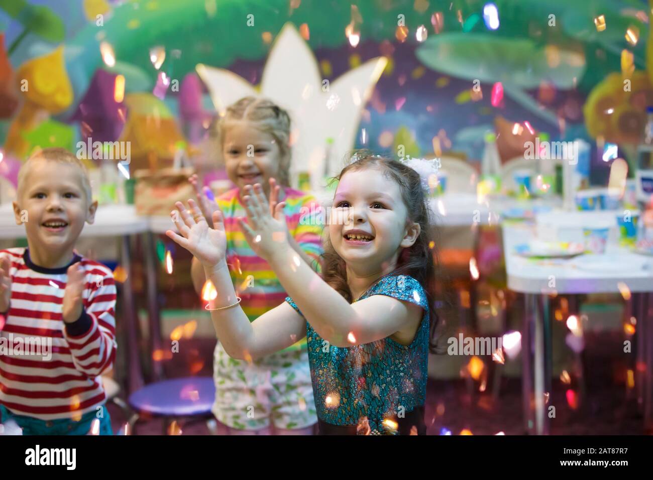 Kinder am fest. Seifenblasen zeigen. Kinderparty. Glückliche Kinder im Urlaub. Stockfoto