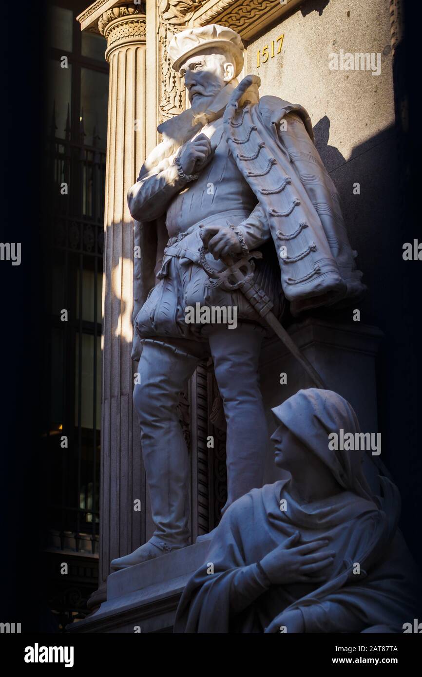 Statuen vom Schatten bis zum Licht in Paris Stockfoto