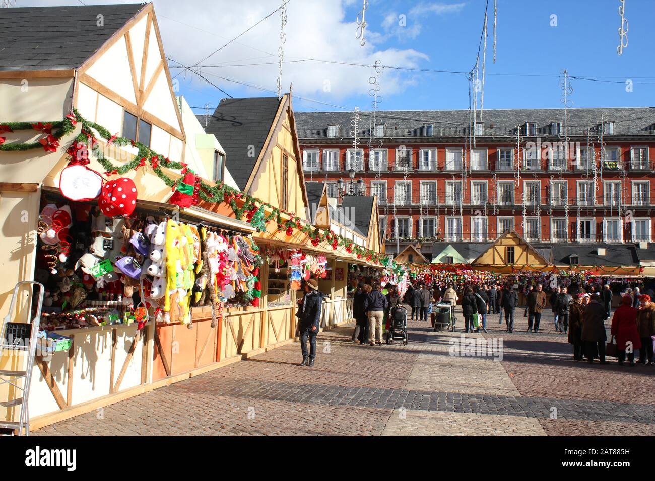 Madrid, SPANIEN - 4. DEZEMBER: Die Menschen kaufen am Weihnachtsmarkt auf der Plaza Mayor am 4. Dezember 2012 in Madrid Spanien. Der große Weihnachtsmarkt ist ein Stockfoto