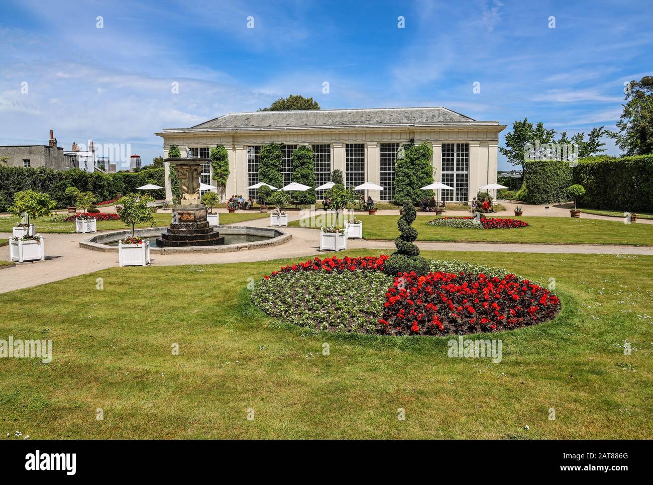 Italienischer Garten am Mount Edgcumbe Park Cornwall Sommer 2019. Die Besucher genießen Erfrischung in der Orangerie. Stockfoto
