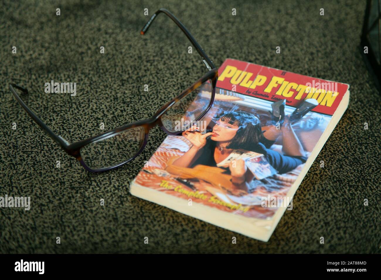 Pulp Fiction das komplette Drehbuch Crime Noir Taschenbuch, Instagram-Stil mit Brille Stockfoto