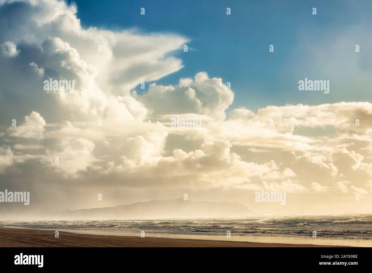 Weiße Puffige Wolken schweben über der Küste Stockfoto