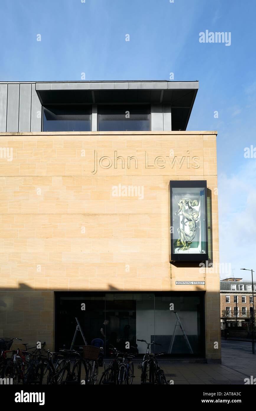 Fenster mit Mutter- und Kinderskulptur im John Lewis Shop in Downing Street, Cambridge, England. Stockfoto