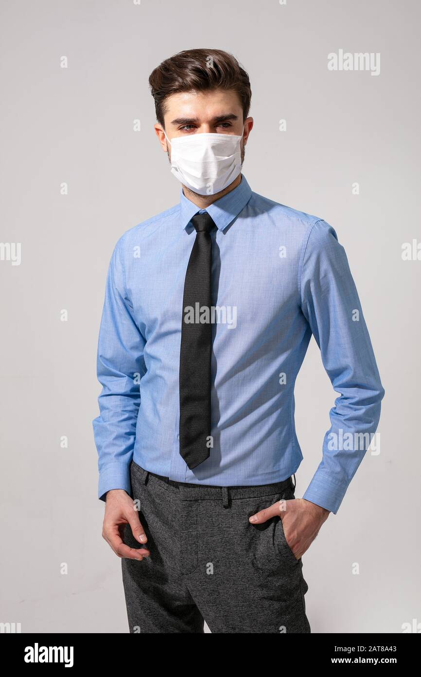 Outfit mit Virenschutz: Eleganter Mann mit Krawatte, der einen Mundschutz  gegen ansteckende Krankheiten trägt Stockfotografie - Alamy