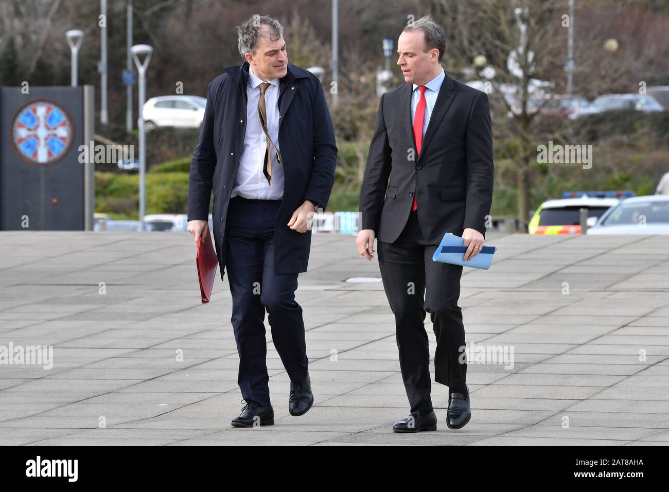 Außenminister für Nordirland Julian Smith (links) und Außenminister Dominic Raab treffen zu einer Kabinettssitzung im National Glass Centre an der University of Sunderland ein, der als erster Brexit bei der Bekanntgabe von Ergebnissen nach dem Referendum 2016 zurückgab. Stockfoto