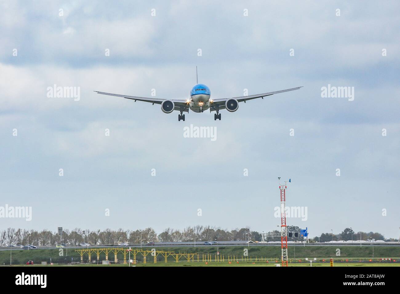 Eine KLM Royal Dutch Airlines Boeing 777-300 Großraumflugzeug landet auf dem Flughafen Amsterdam Schiphol AMS EHAM in den Niederlanden auf der Landebahn Polderbaan. Das Flugzeug besitzt die ETOPS-Zertifizierung für den Transatlantikflug. Stockfoto